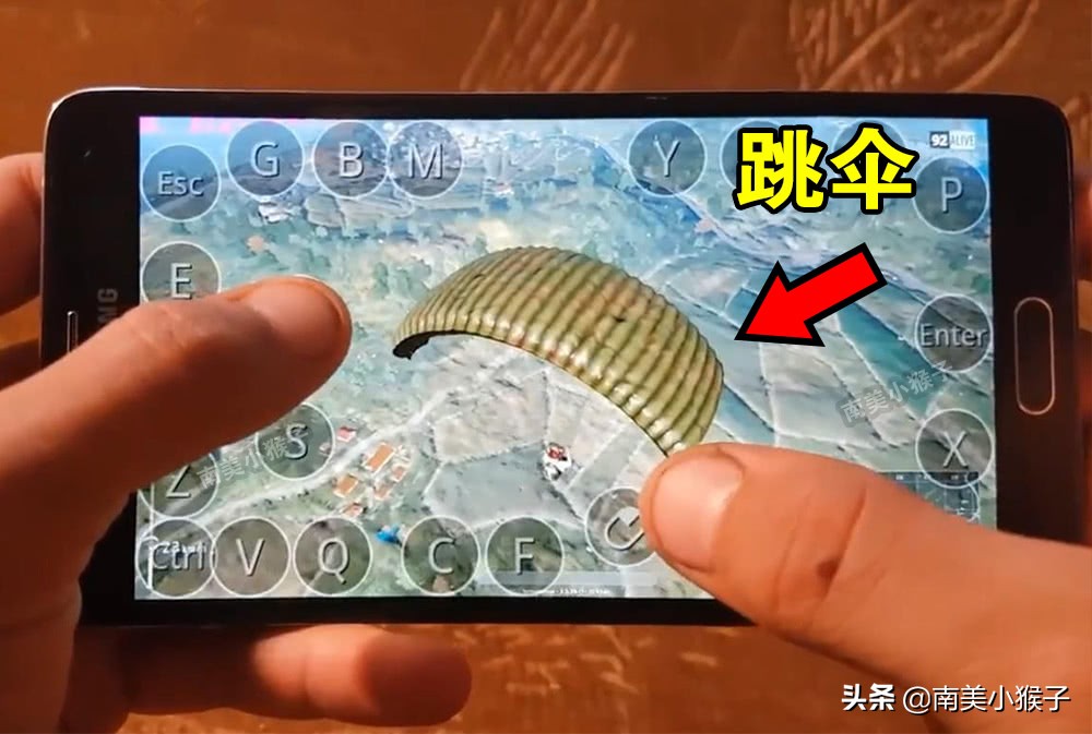 玩家用手机玩《绝地求生》端游，高清流畅画质，还能抢空投！