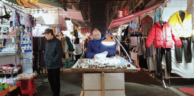 摆地摊老司机给你分享心得：摆地摊卖衣服月入过万轻轻松松