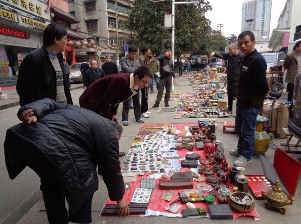 女生摆地摊卖什么好不怕压货的地摊小生意