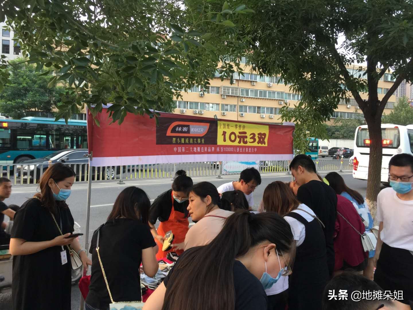 夏天新手摆地摊卖什么最受欢迎最赚钱？