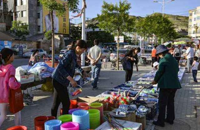 地摊经济火爆，摆地摊卖什么最赚钱？围绕摆地摊还有这些相关产业