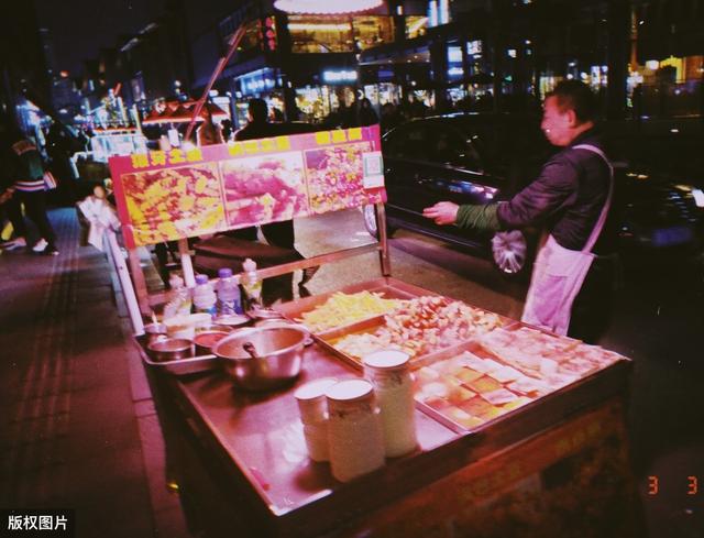 地摊，夜市再次火热，现在摆摊还能不能赚钱？看看过来人怎么说