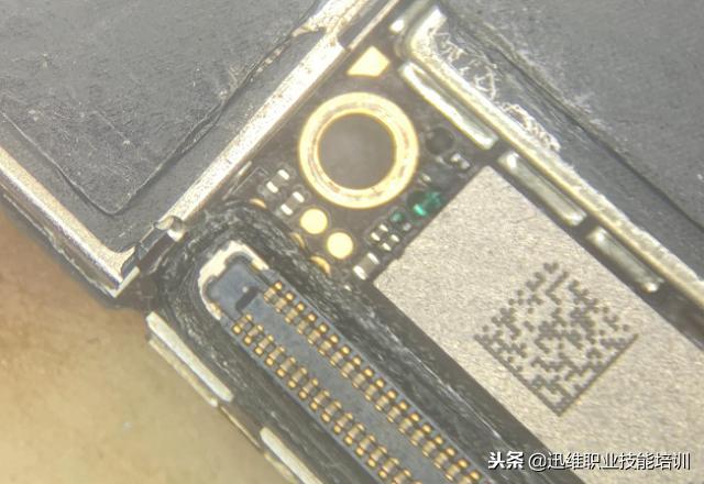 iPhone手机充不进电，不要盲目换电池，碰一下这里充电快10倍