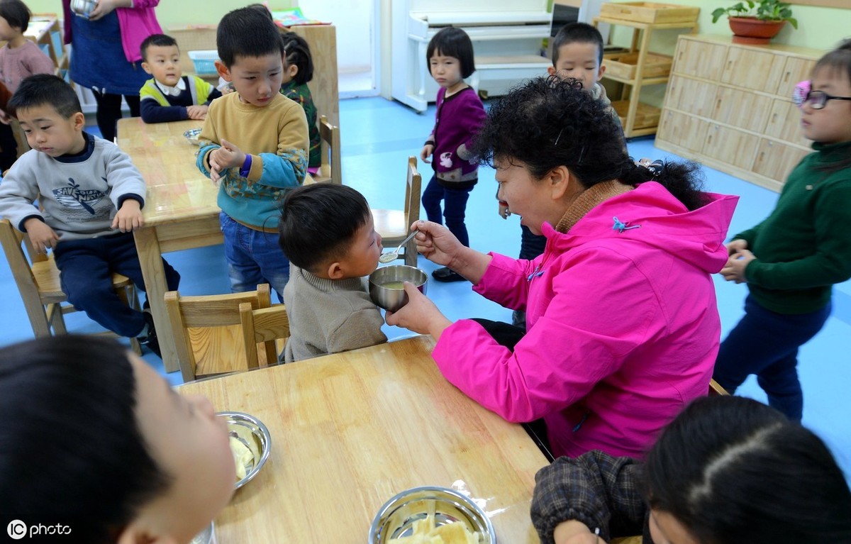 比幼师更难坚持的工作是保育员，若不是为了自己孩子，那真爱无疑