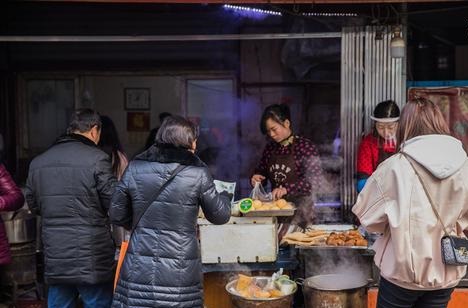 这家早餐店火了！老板太会做生意，小小店面竟然月入30万