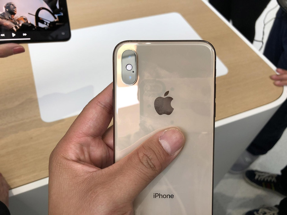 iPhoneXS/XS Max真机图赏：6.5寸屏幕 颜值和手感出色