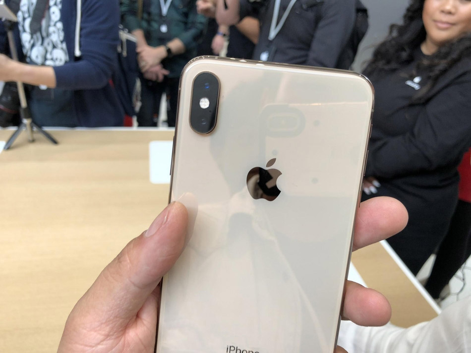 iPhoneXS/XS Max真机图赏：6.5寸屏幕 颜值和手感出色