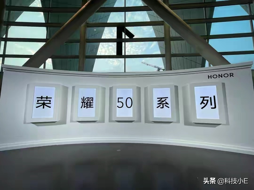 荣耀新款5G手机，超曲面屏+1亿像素+66W快充，售价2699元起