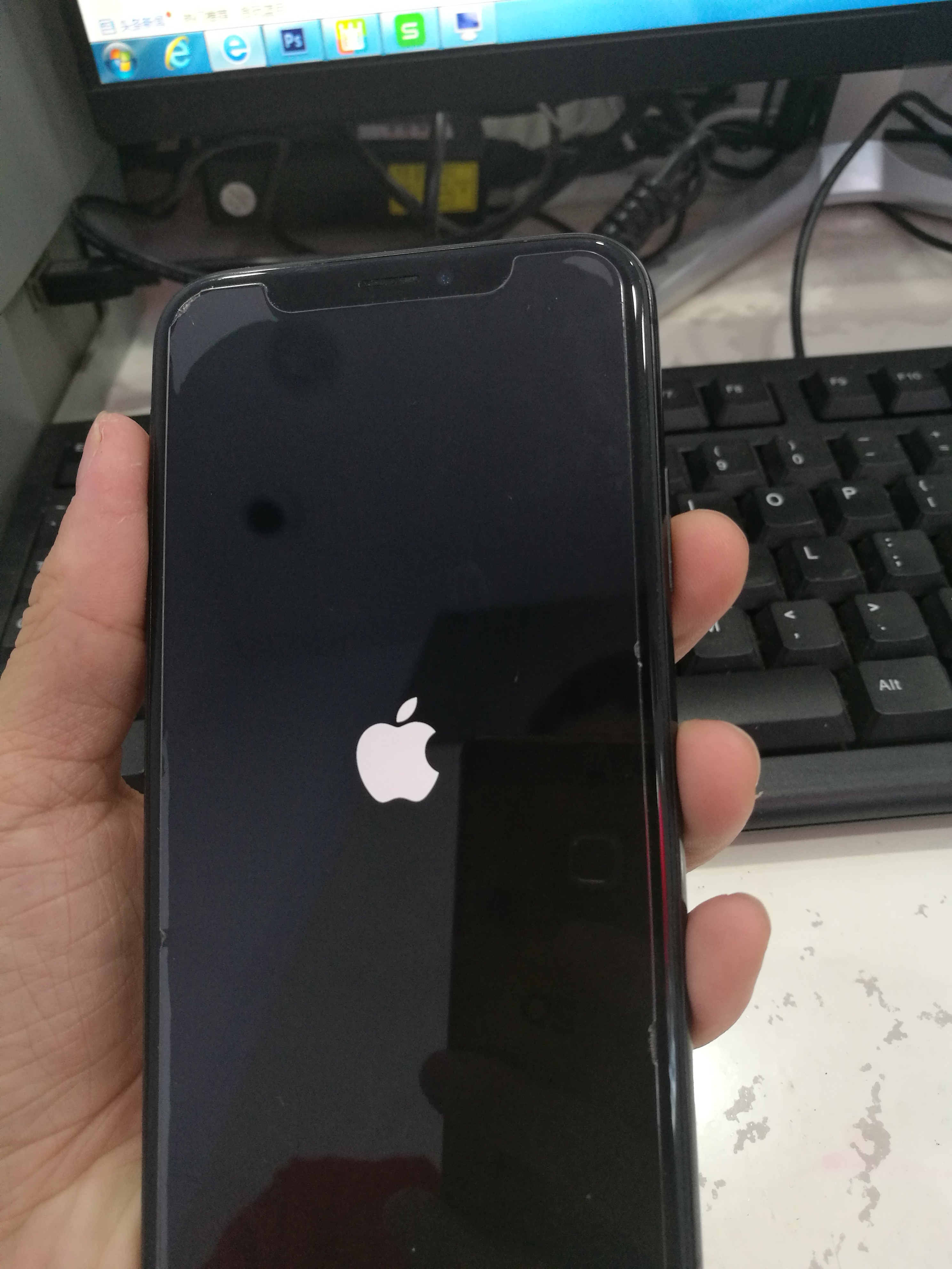 IPHONEX苹果X死机有声音无显示不开机怎么办？三个按键可强制开机