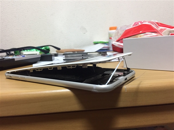 iPhone 8接连电池爆裂！苹果回应惊人：跪