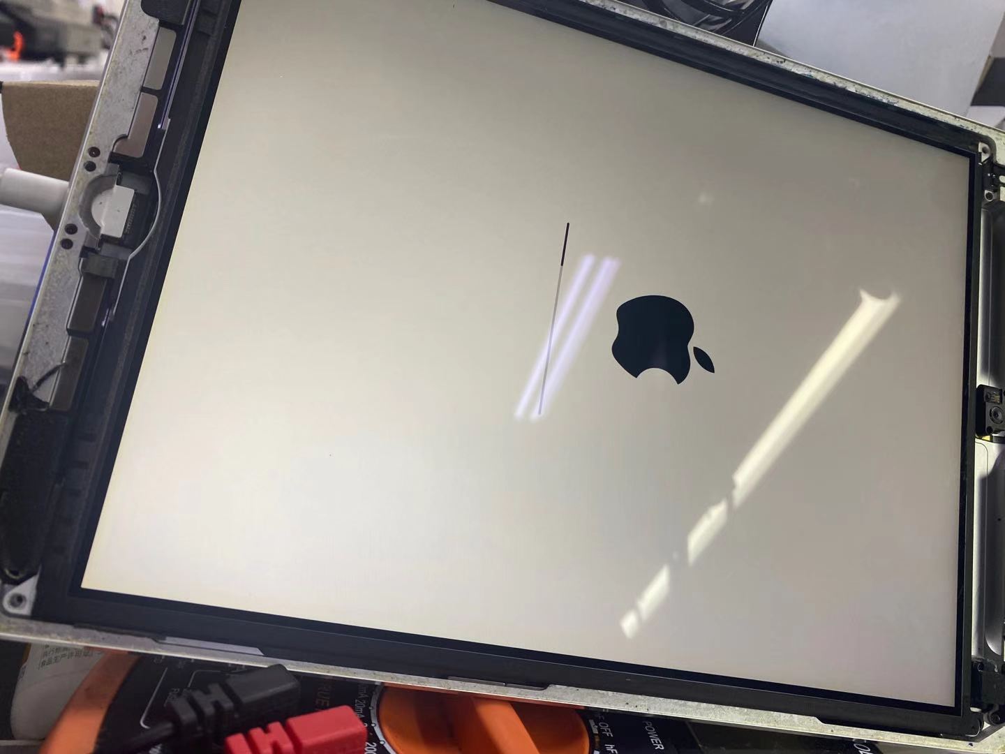 IPad air 白苹果红屏重启维修思路