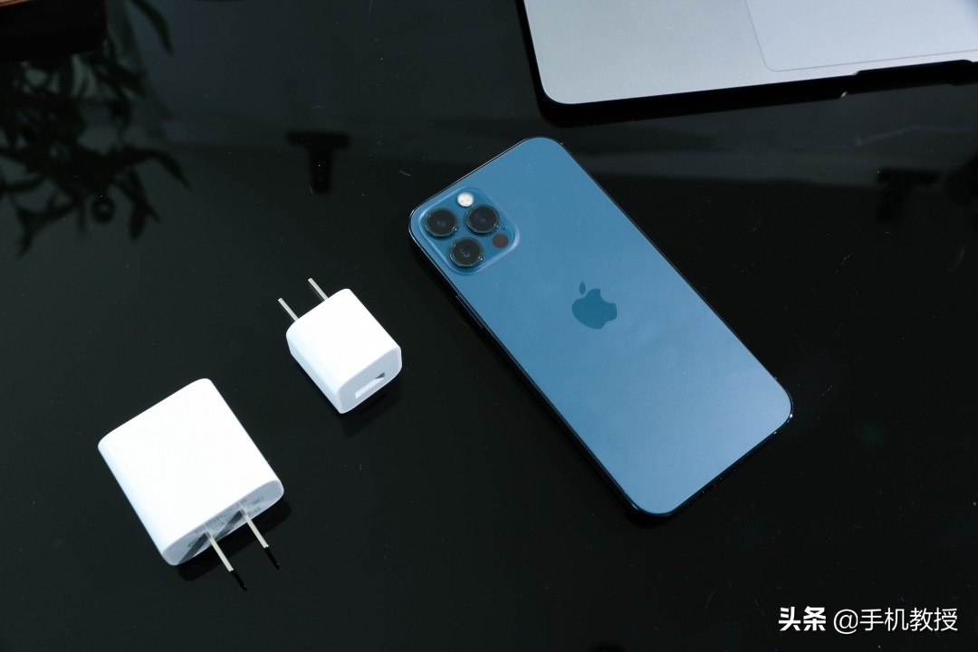 用iPad充电器给iPhone充电，手机坏得快？看完就明白了