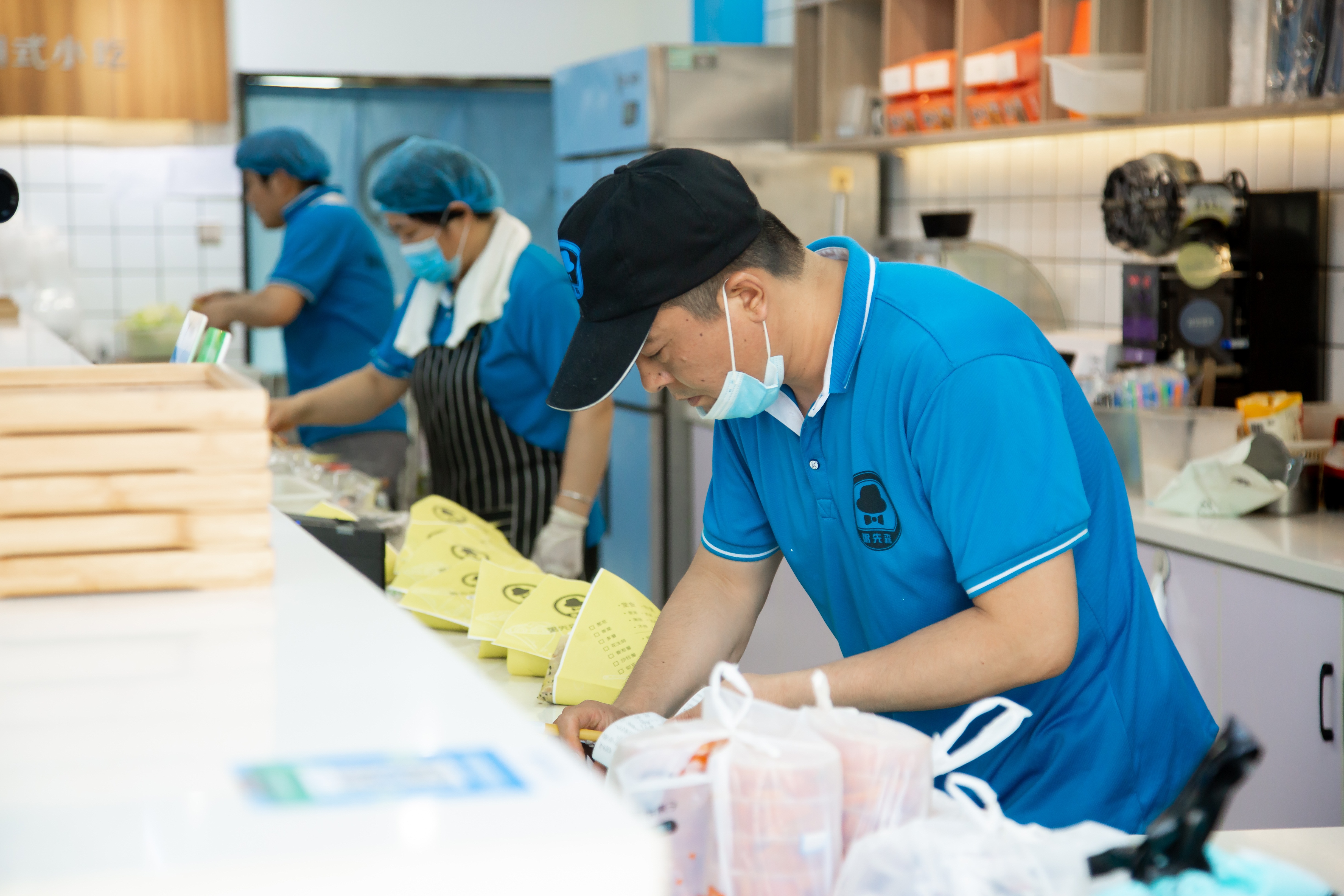 一家粥先森煎饼果子小店，让他从一穷二白到月入十万