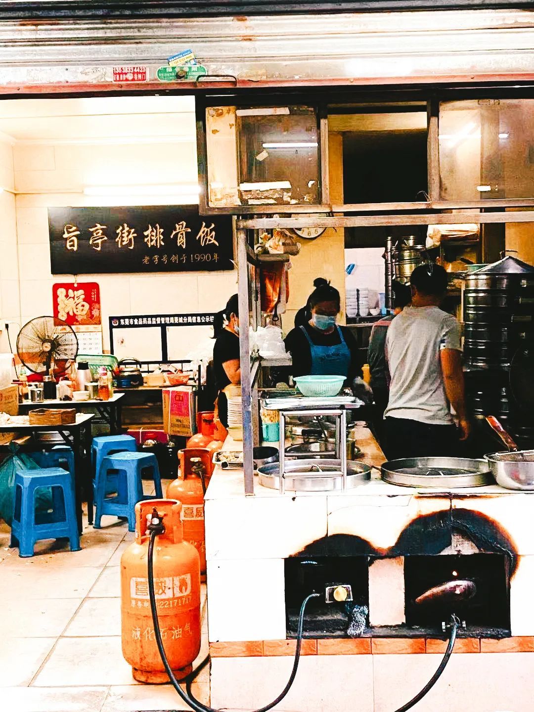 火了31年的旨亭街排骨饭，店里每天人头涌涌，深圳人都慕名来吃