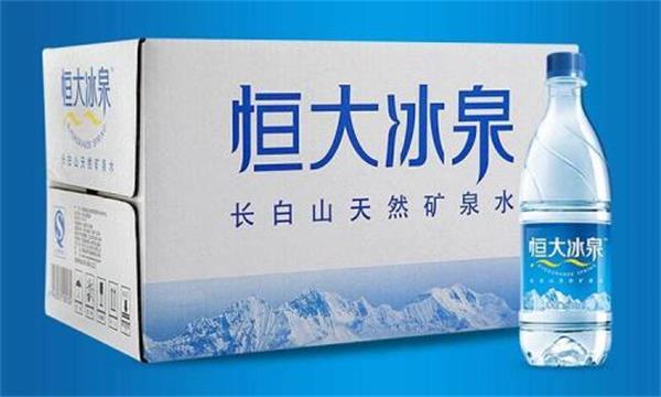 许家印打造的瓶装水品牌，3年亏掉40亿，价格从5元降到1元