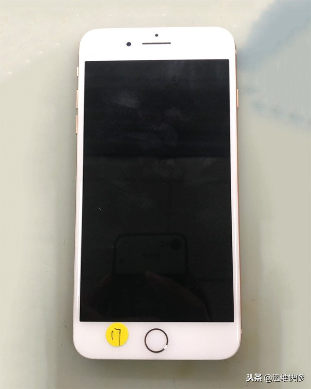 苹果iPhone8P手机黑屏 按开机键没反应，了解这些其实很简单