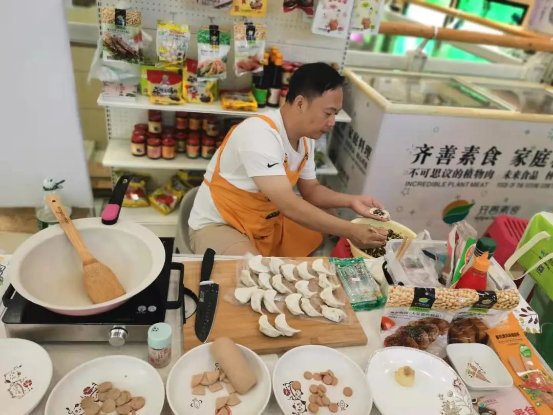 他一年内开四家素食店，信仰和事业两全