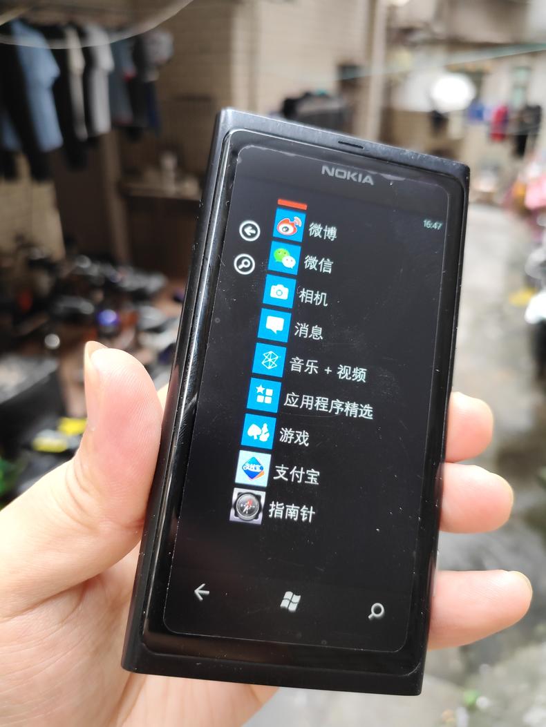 闲鱼50元入手诺基亚Lumia800，3.7英寸手感好极了