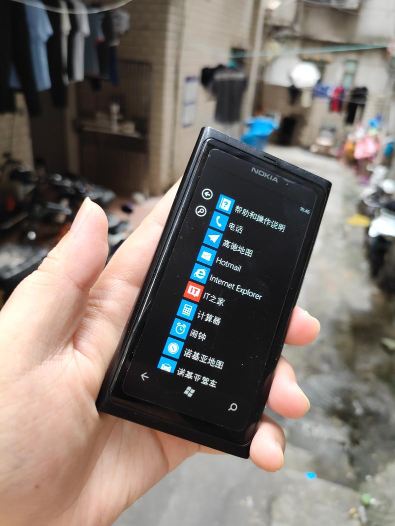 闲鱼50元入手诺基亚Lumia800，3.7英寸手感好极了