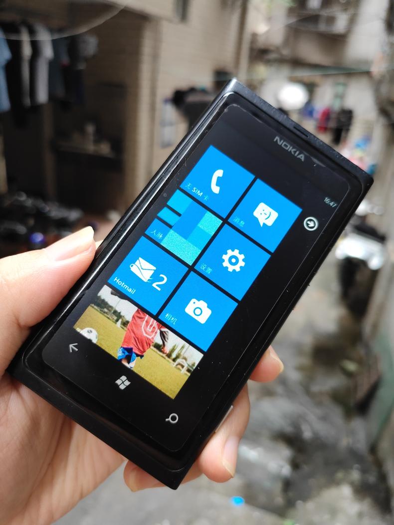 闲鱼50元入手诺基亚Lumia800，3.7英寸手感好极了