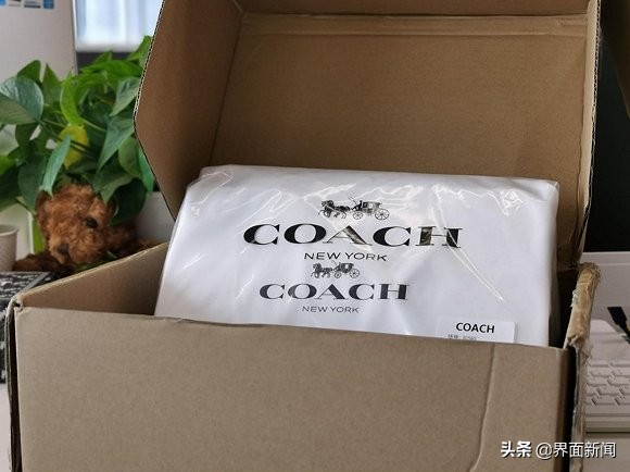 专柜原价都买不到的Coach包，网购竟便宜一千多块，会有猫腻吗？